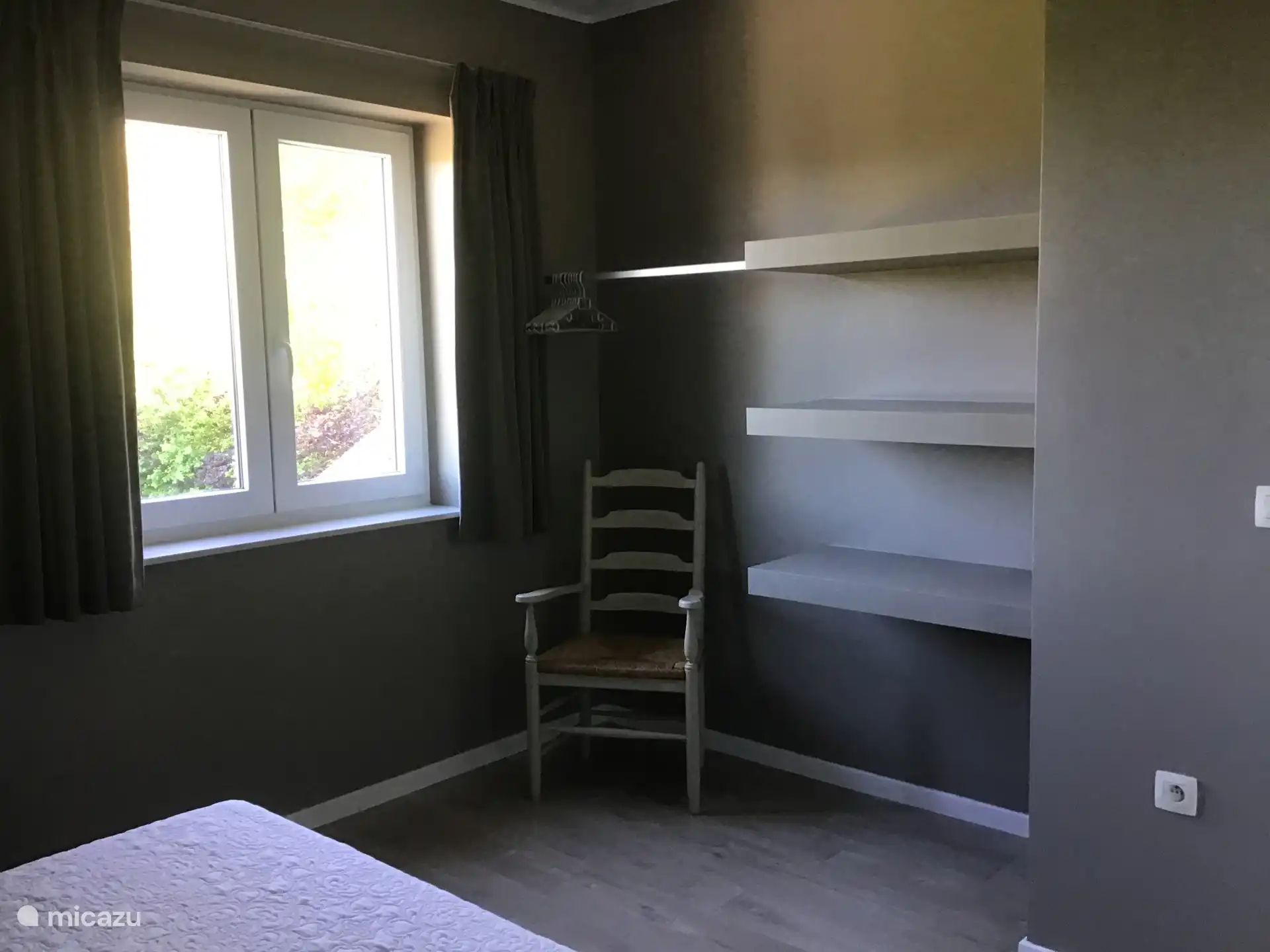 Alle slaapkamers zijn uitgerust met zwevende schabben .