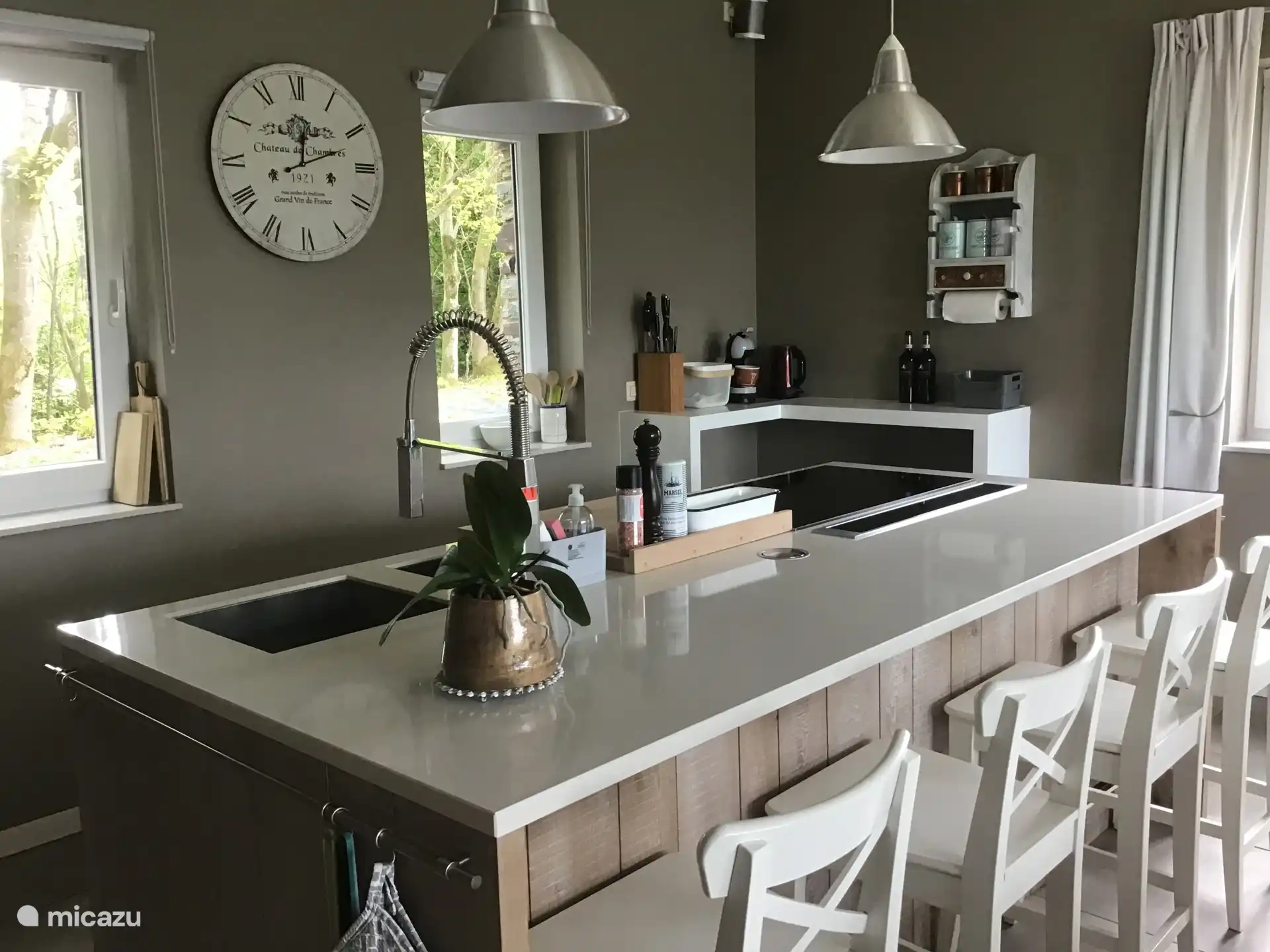 Kookeiland met Atag inductiekookplaat ,2 spoelbakken,telescoopafzuigkap,inschuifbare totum met 3 stopcontacten .