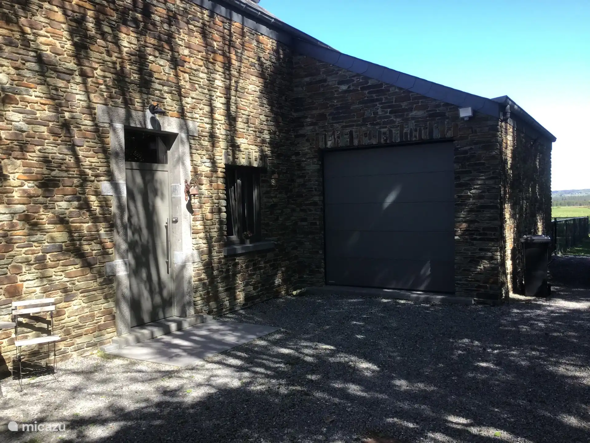 Garage met sectionale poort met afstandsbediening .