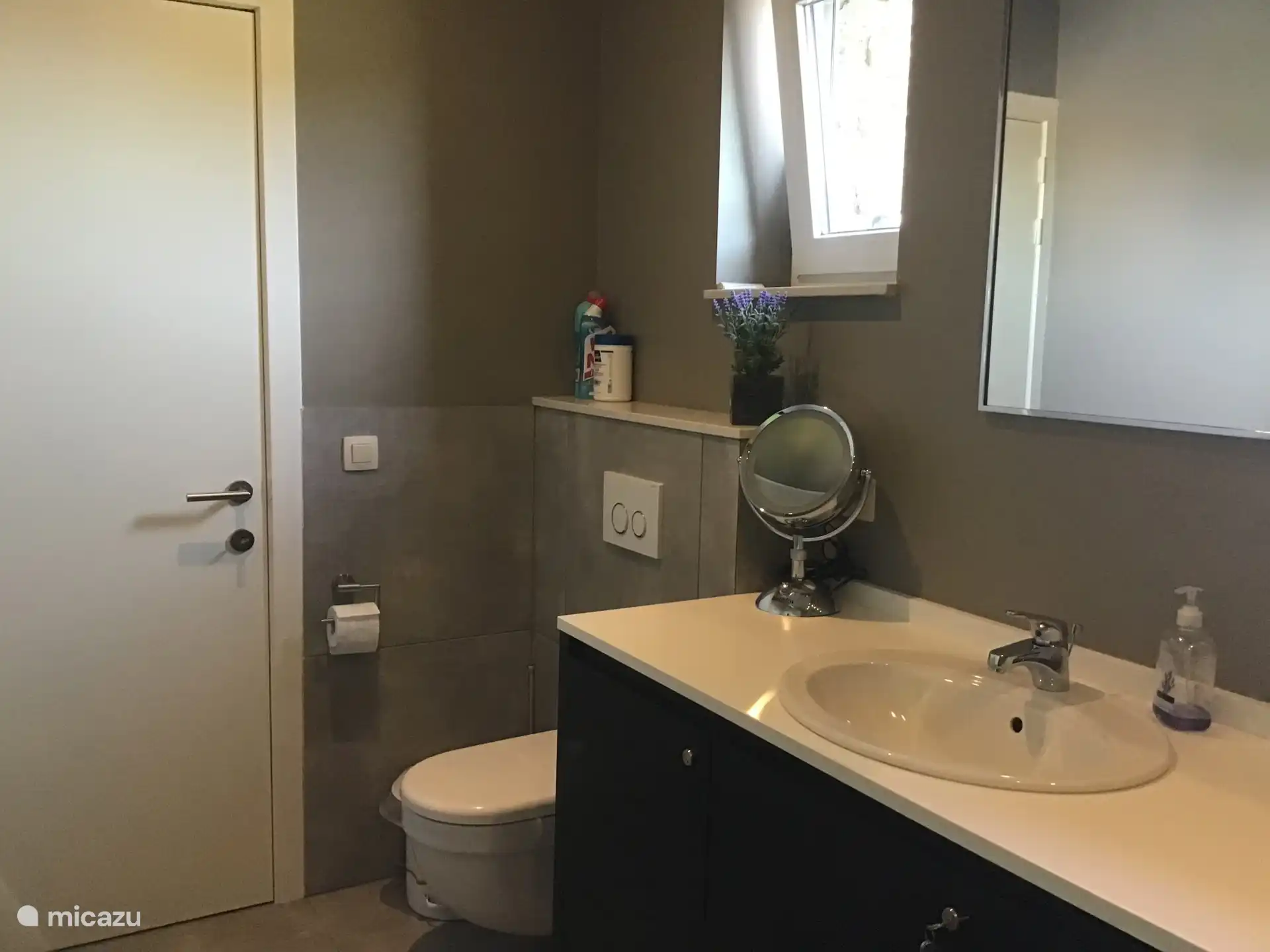 Badkamer gelijkvloers.