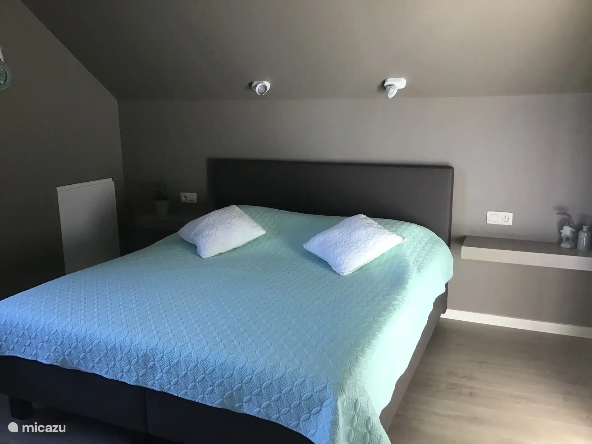 4x dezelfde slaapkamer, 2 aan de voorkant en 2 aan de achterzijde.