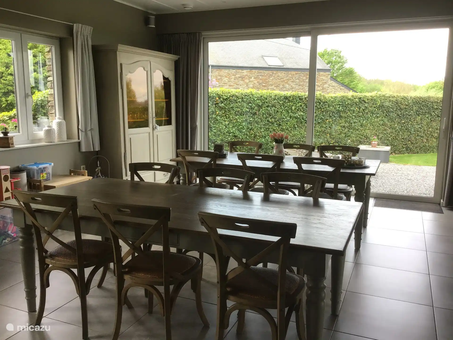 Eetkamer met 2 tafels (12 personen) schuifraam is 4 m. Breed.