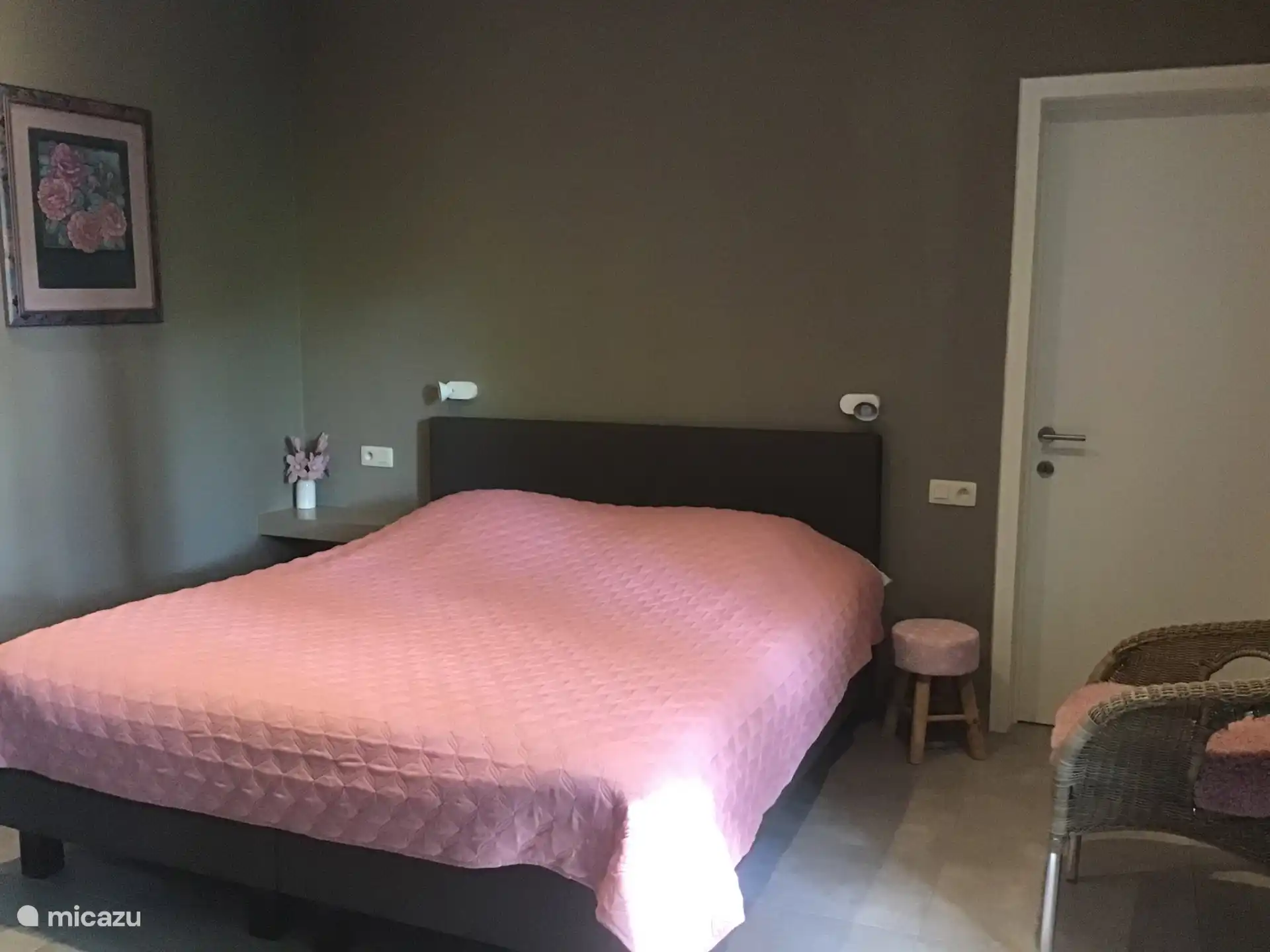 Slaapkamer gelijkvloers met aansluitend de badkamer.