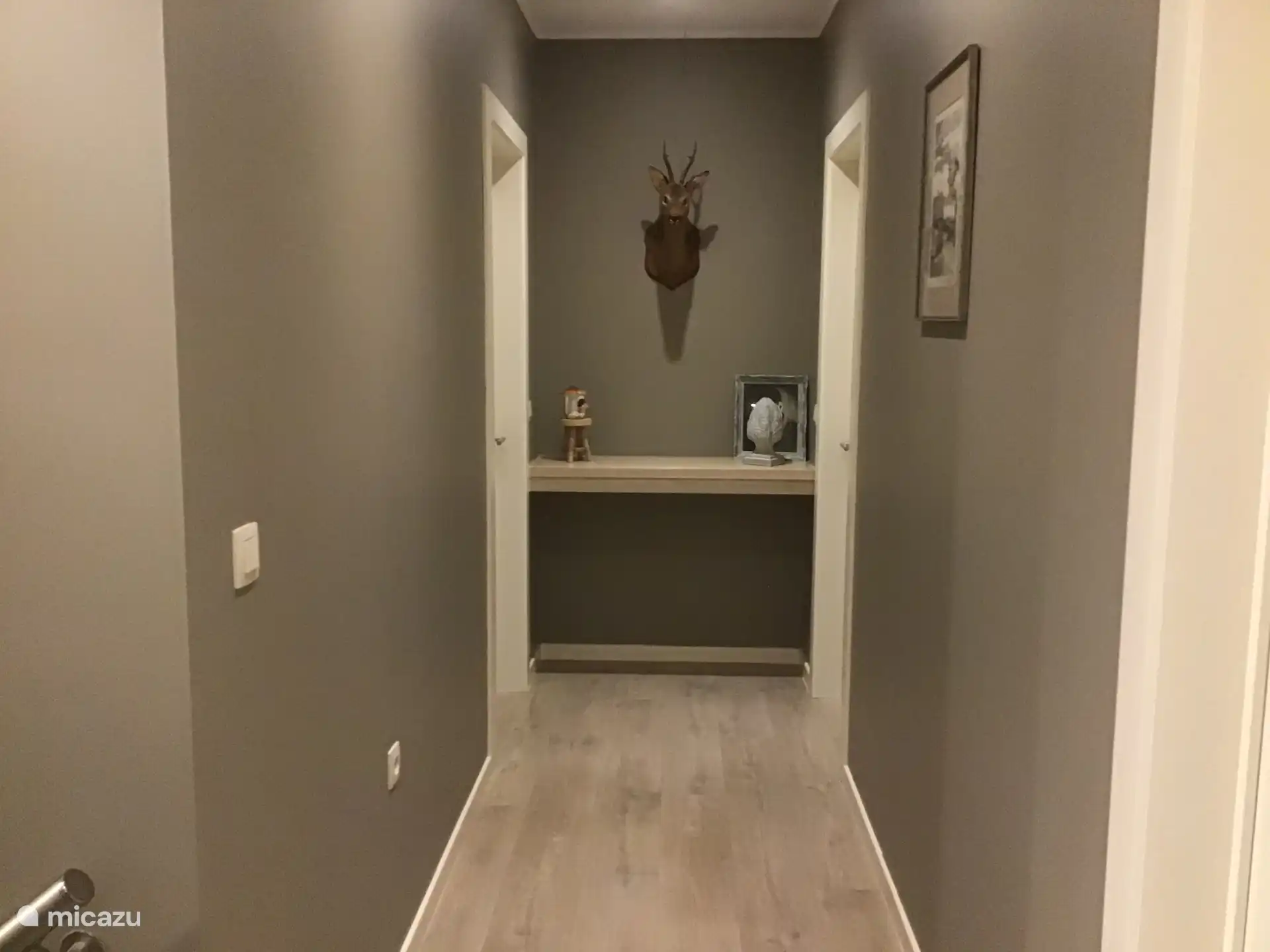 Hal eerste verdieping. Slaapkamers en nachthal is uitgerust met hoogwaardig laminaatvloer.