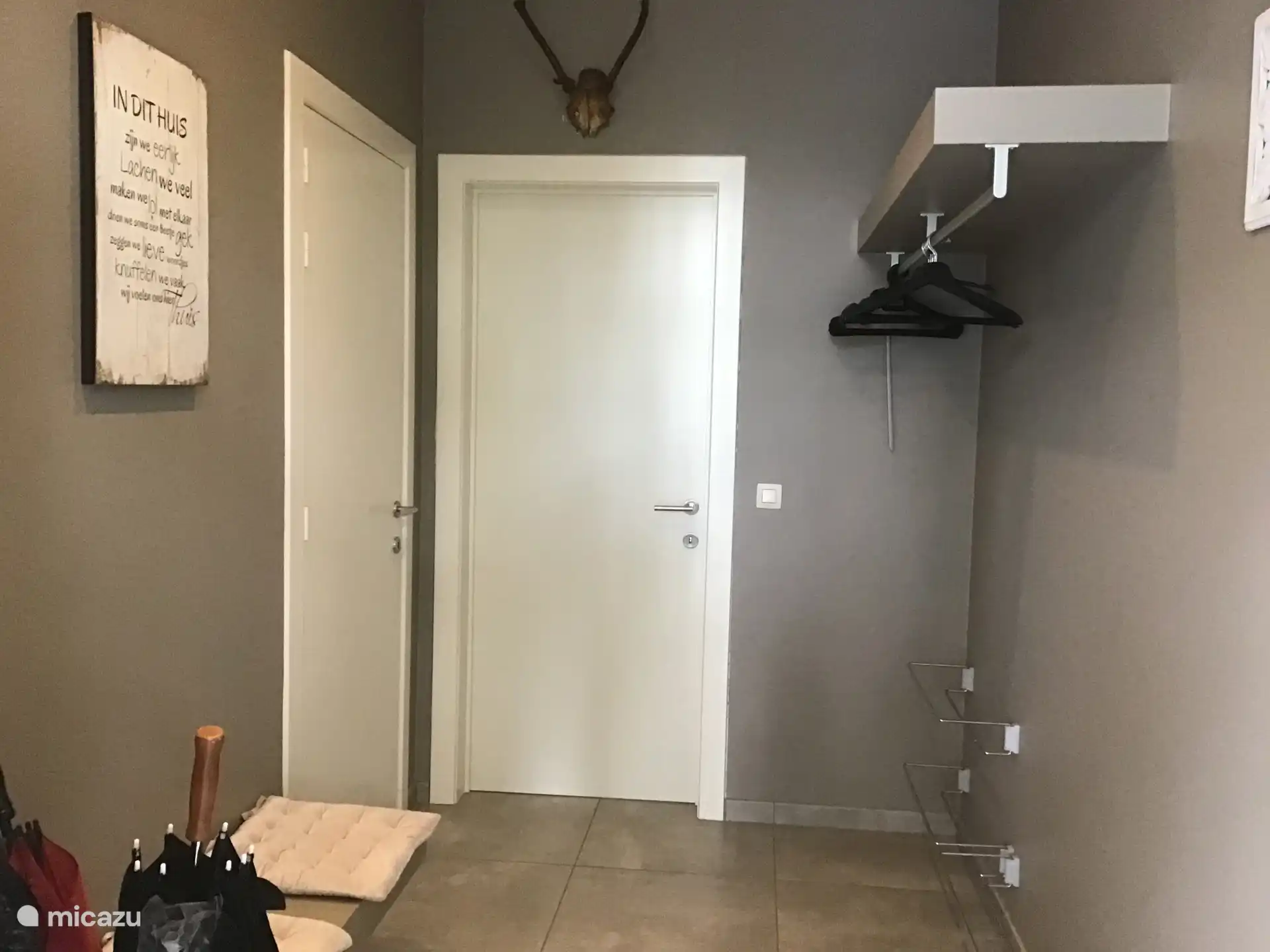 Inkomhal,met links gastentoilet.