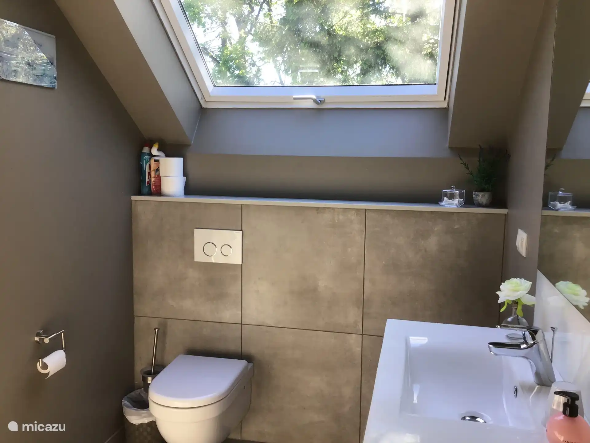 Elke slaapkamer heeft aansluitend een badkamer met toilet,inloopdouche en lavabo.