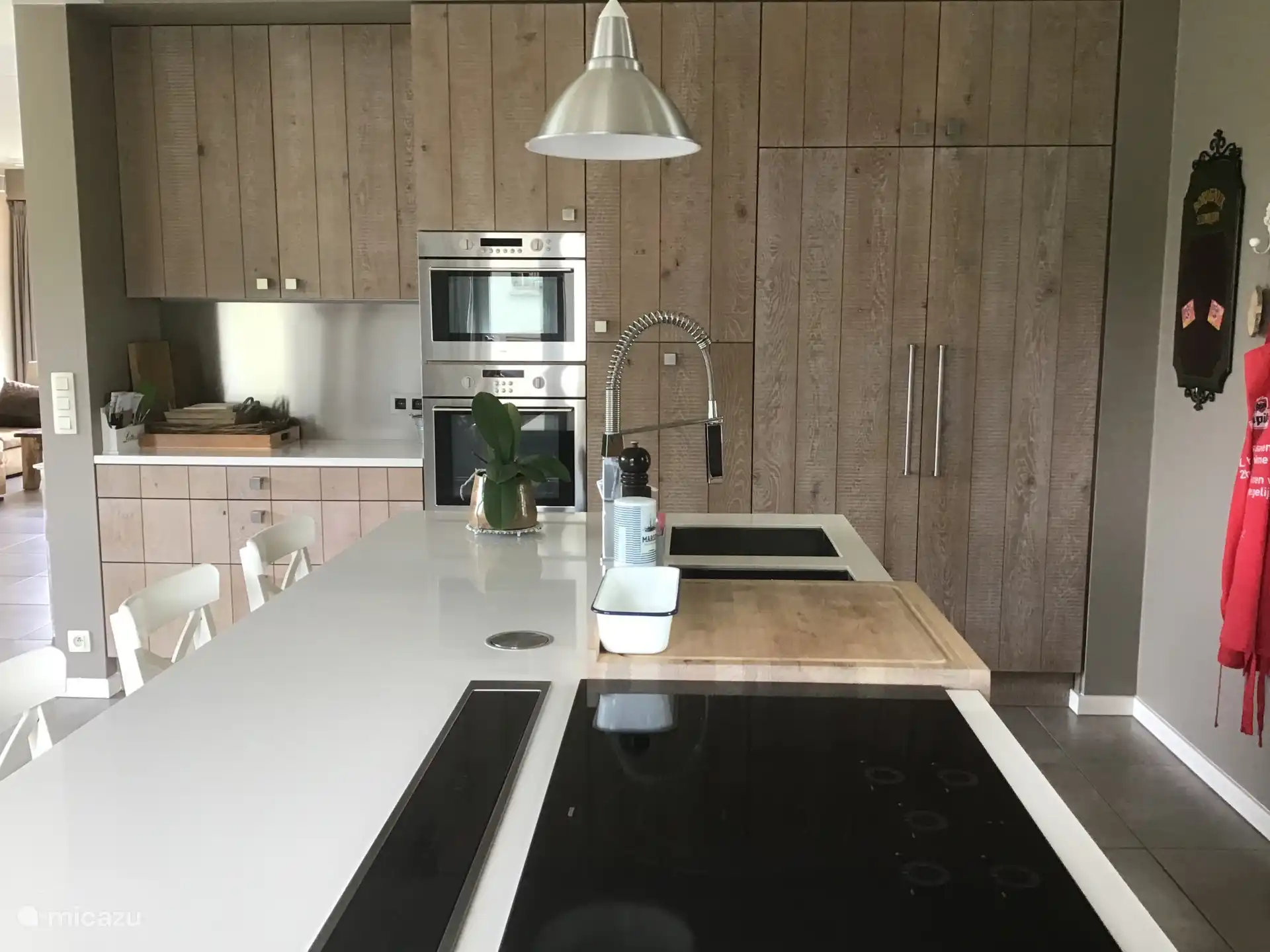 Kastenwand met oven,microgolf,vaatwasser op hoogte, 2 koelkasten van 178cm hoog.
