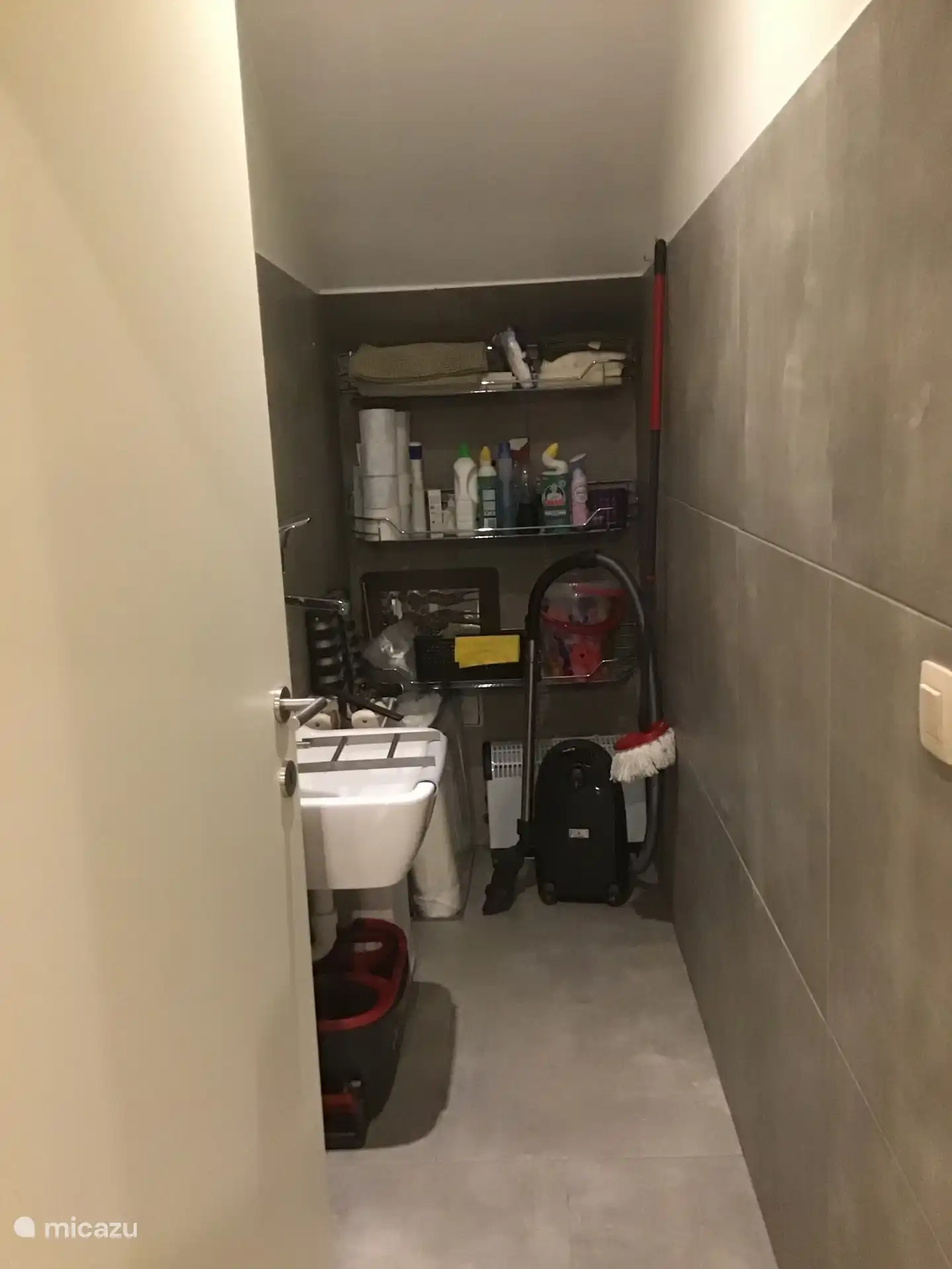 Sanitaire ruimte op eerste verdieping.  Met luik in plafond voor zolderruimte te bereiken. Daar staat motor van ventilatiesysteem.