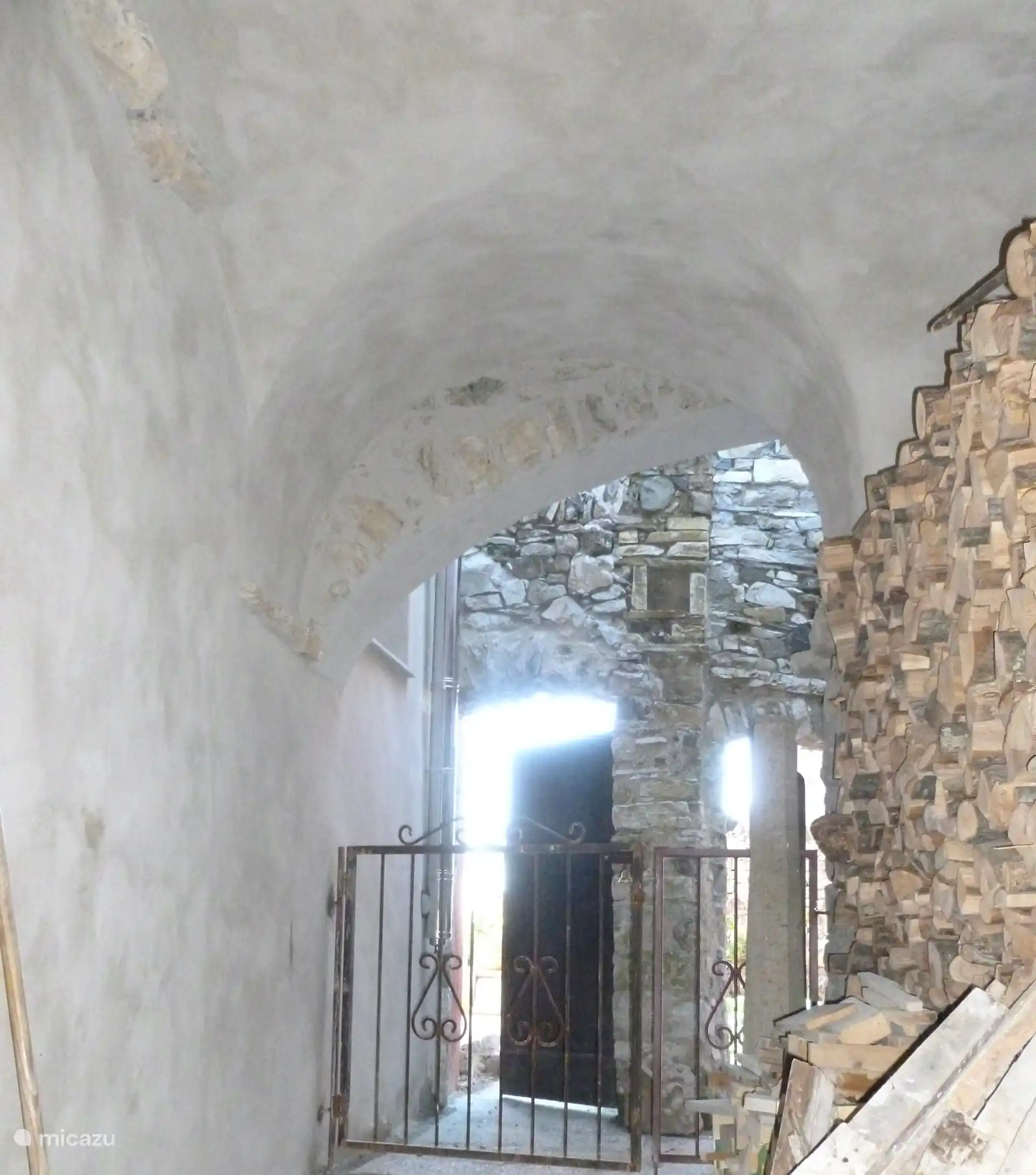 Von der Straße: „Bögen“ Eingang zur Terrasse (links) + Gärten (rechts)