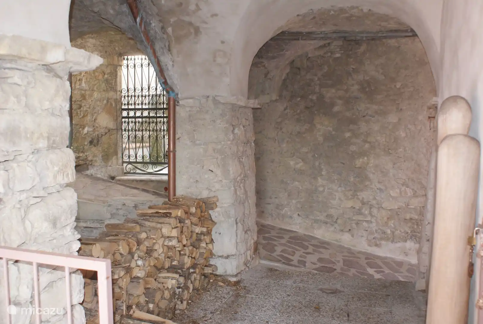 die Via Macallè mit „gewölbtem“ Eingang zur Terrasse und zum Garten +