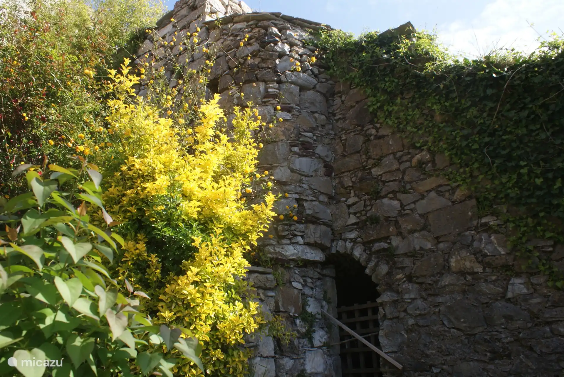 Teil des Gartens mit authentischer Mauer