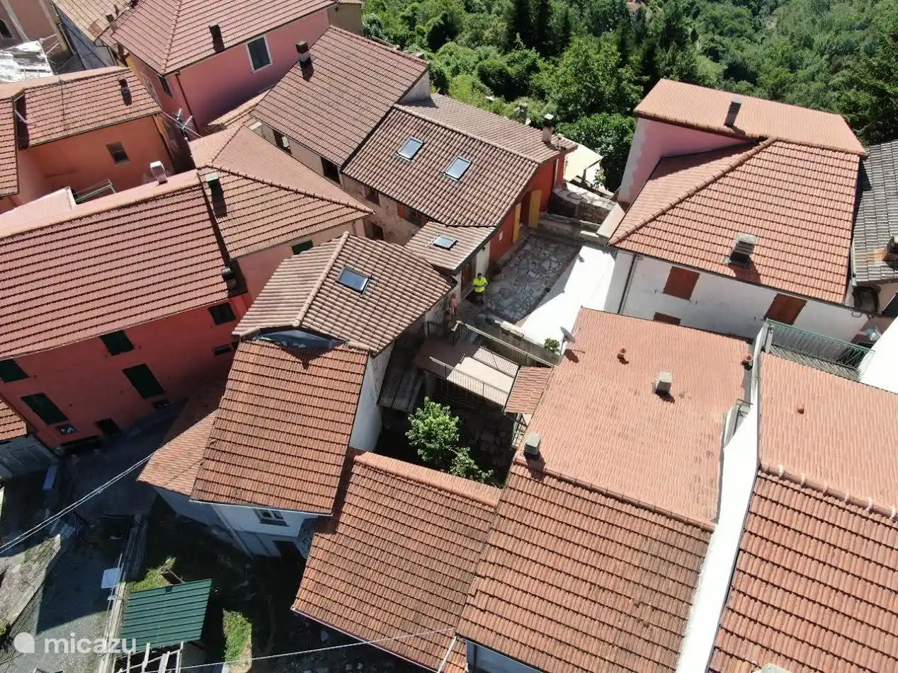 Das Haus: 3 Doppeldächer mit Oberlichtern