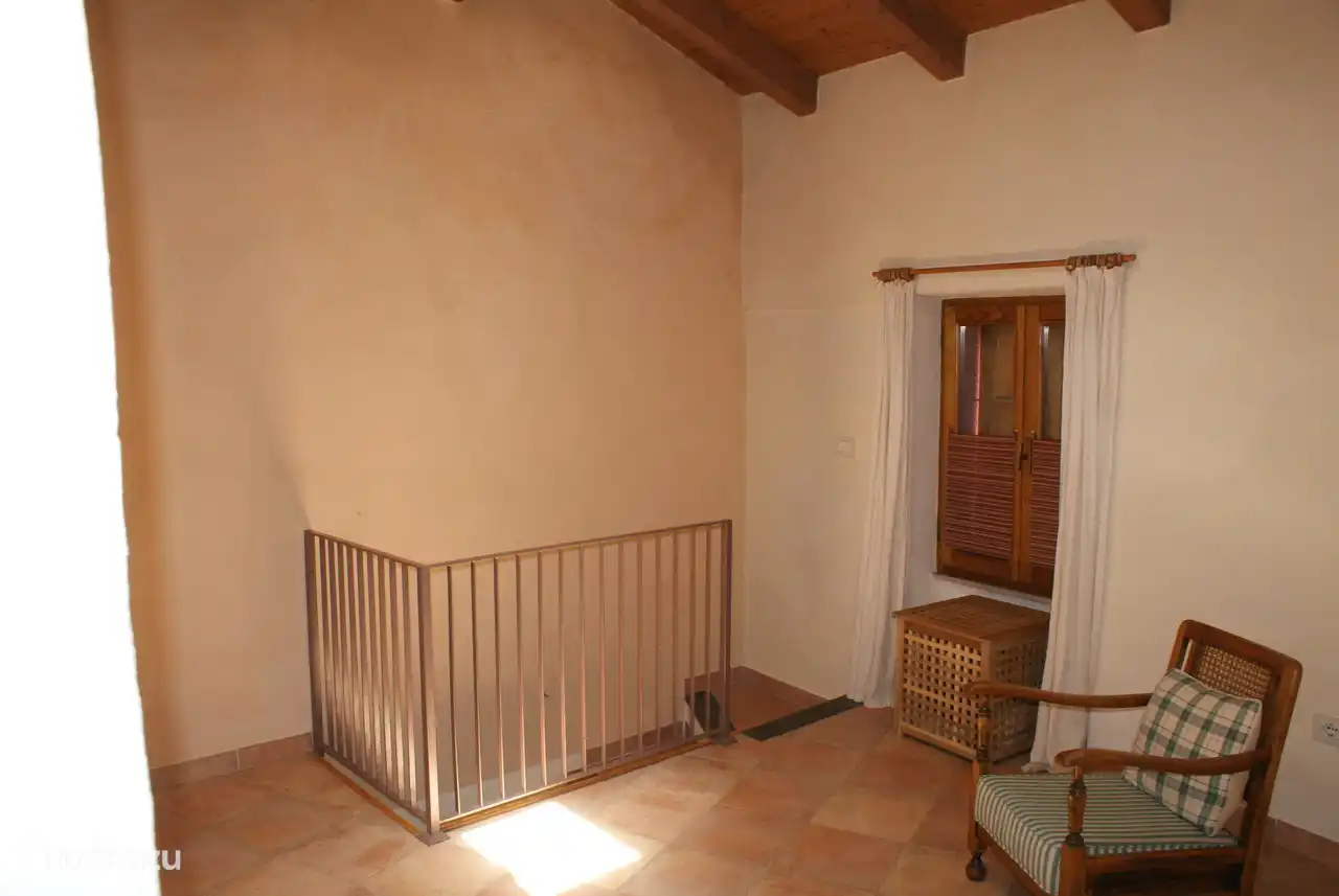 Schlafzimmer im „Turm“-Teil mit Treppe zum 2. Badezimmer