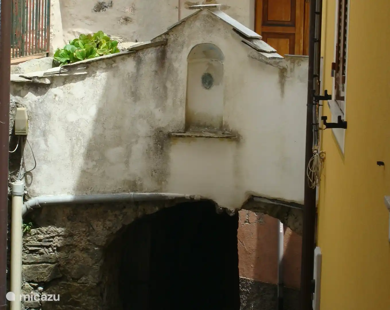 Durchgang unter der Terrasse der Via Macallè