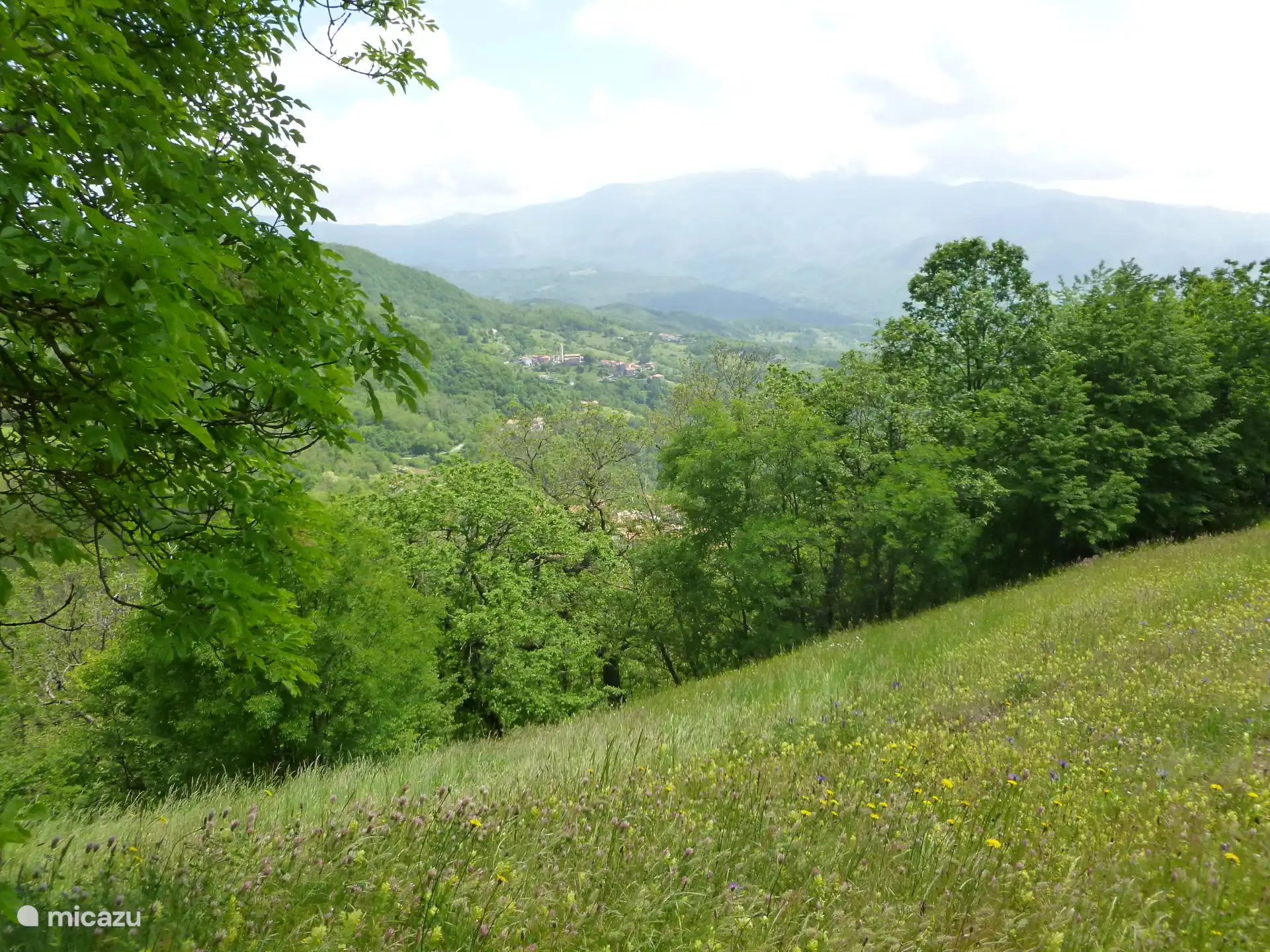 Blick auf das Nachbardorf Campore mit Ristorante Pizzeria Rita + Nachbardorf Ossegna mit Albergo Belvedere