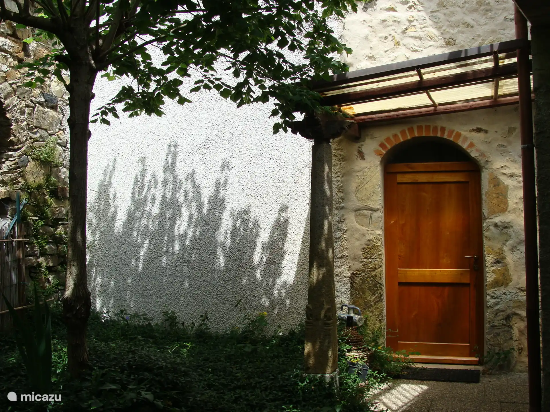 Innenhof mit Linde + Tür zu „Torendeel“