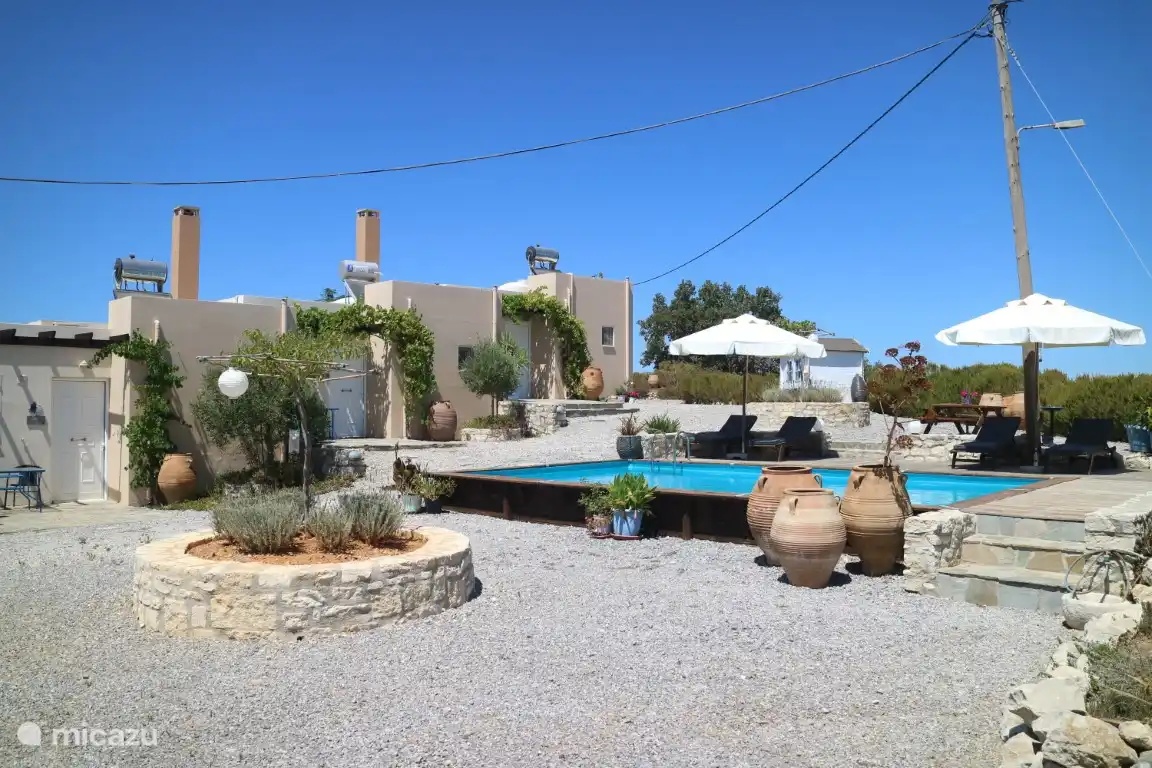 Vorderansicht von Ferienhäusern