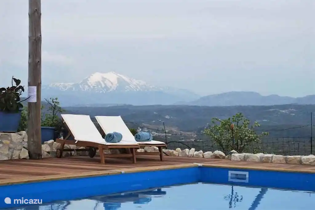 Schwimmbad mit Psiloritis