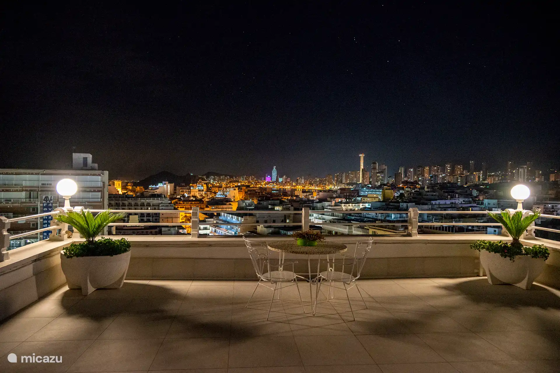Die hintere Terrasse bei Nacht mit Blick auf die Stadt