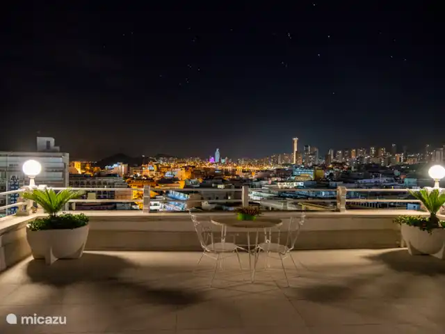 Acheter une penthouse | Espagne, Costa Blanca, Benidorm - Penthouse de luxe en bord de mer 2x terrasse sur le toit La terrasse arrière la nuit avec vue sur la ville
