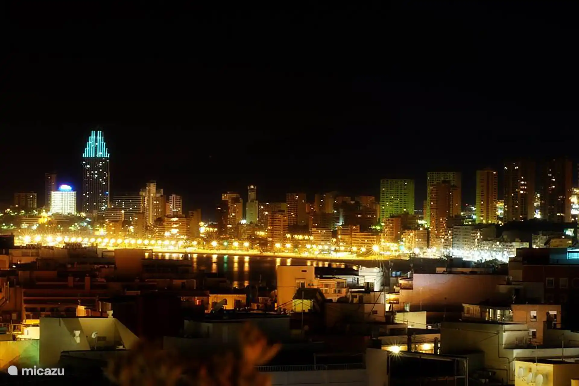 Der Seitenblick von der vorderen Terrasse (auch hinten) in Richtung Stadt (voller Meerblick auf der linken Seite)