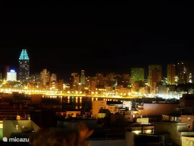 Acheter une penthouse | Espagne, Costa Blanca, Benidorm - Penthouse de luxe en bord de mer 2x terrasse sur le toit La vue latérale de la terrasse avant (également à l’arrière) vers la ville (vue complète sur la mer à gauche)