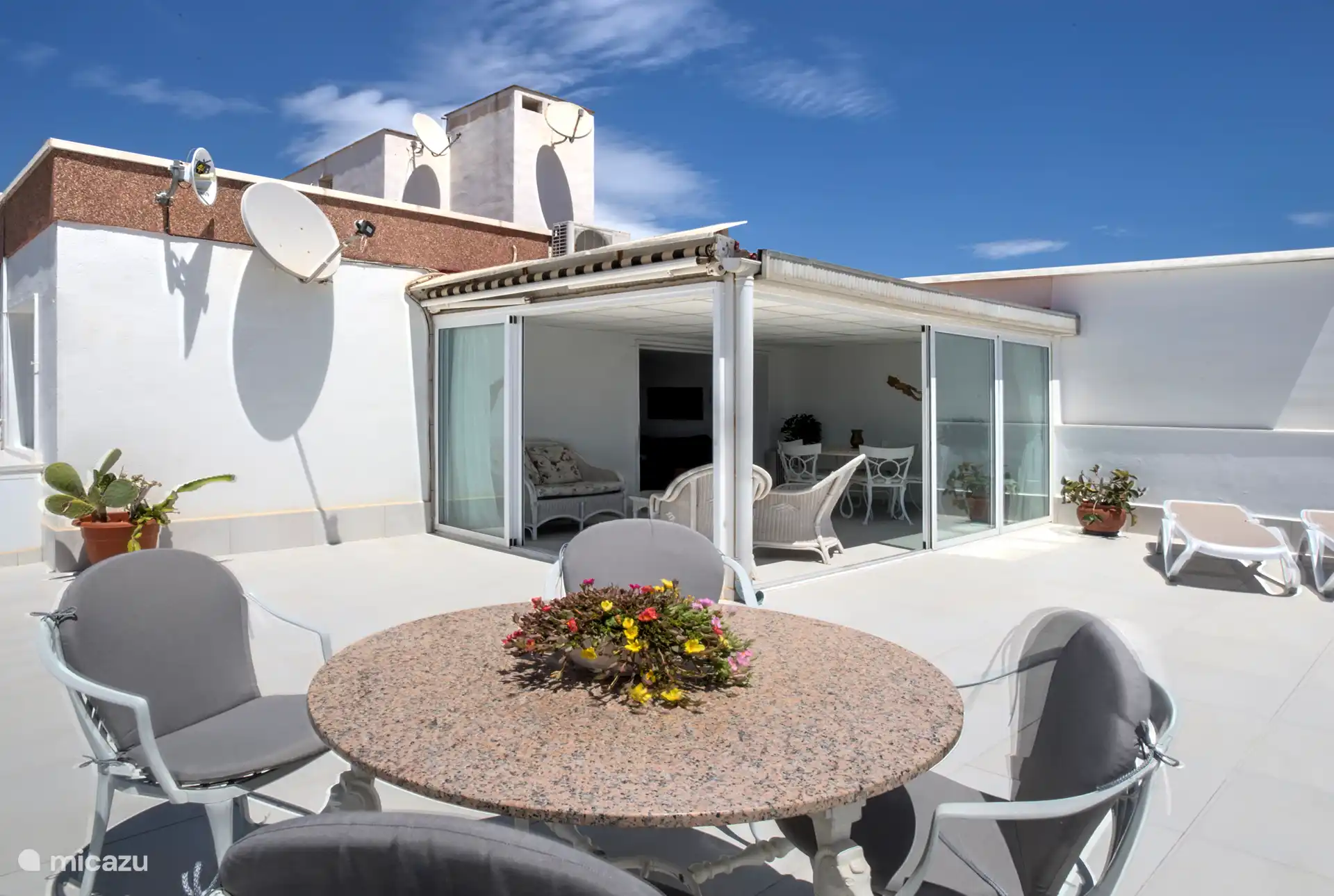 Der Wintergarten von der vorderen Terrasse aus gesehen