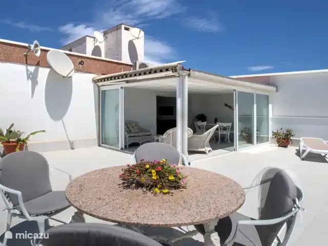 Acheter une penthouse | Espagne, Costa Blanca, Benidorm - Penthouse de luxe en bord de mer 2x terrasse sur le toit La véranda vue de la terrasse avant