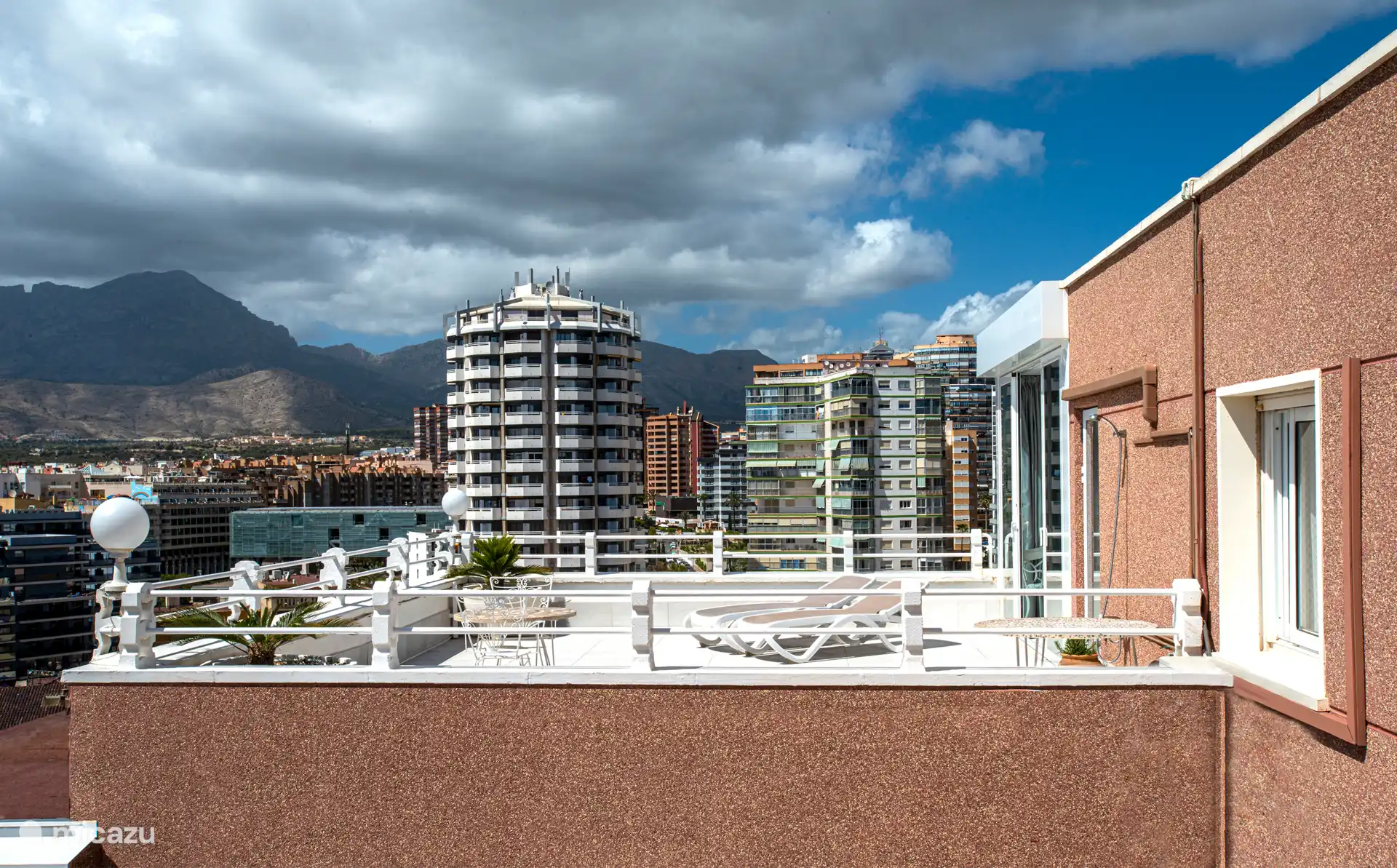 Die hintere Terrasse von der Terrasse am Meer aus gesehen