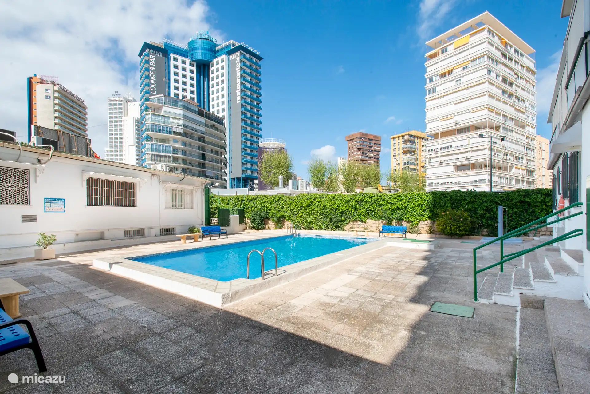 Gemeinschaftspool, der vom Portier gepflegt wird, exklusiv für die Bewohner