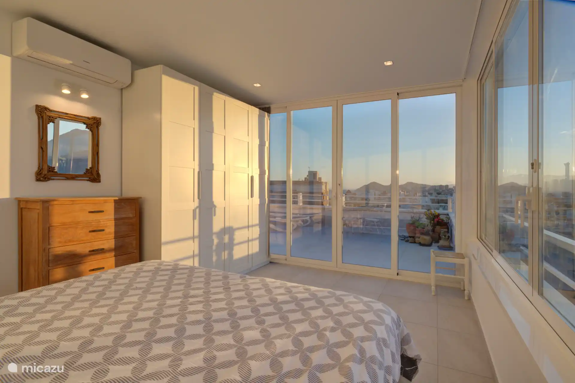 Das Hauptschlafzimmer in der Abendsonne mit Blick auf die hintere Terrasse