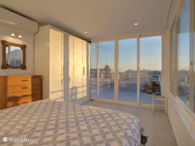 Acheter une penthouse | Espagne, Costa Blanca, Benidorm - Penthouse de luxe en bord de mer 2x terrasse sur le toit La chambre principale au soleil du soir avec vue sur la terrasse arrière