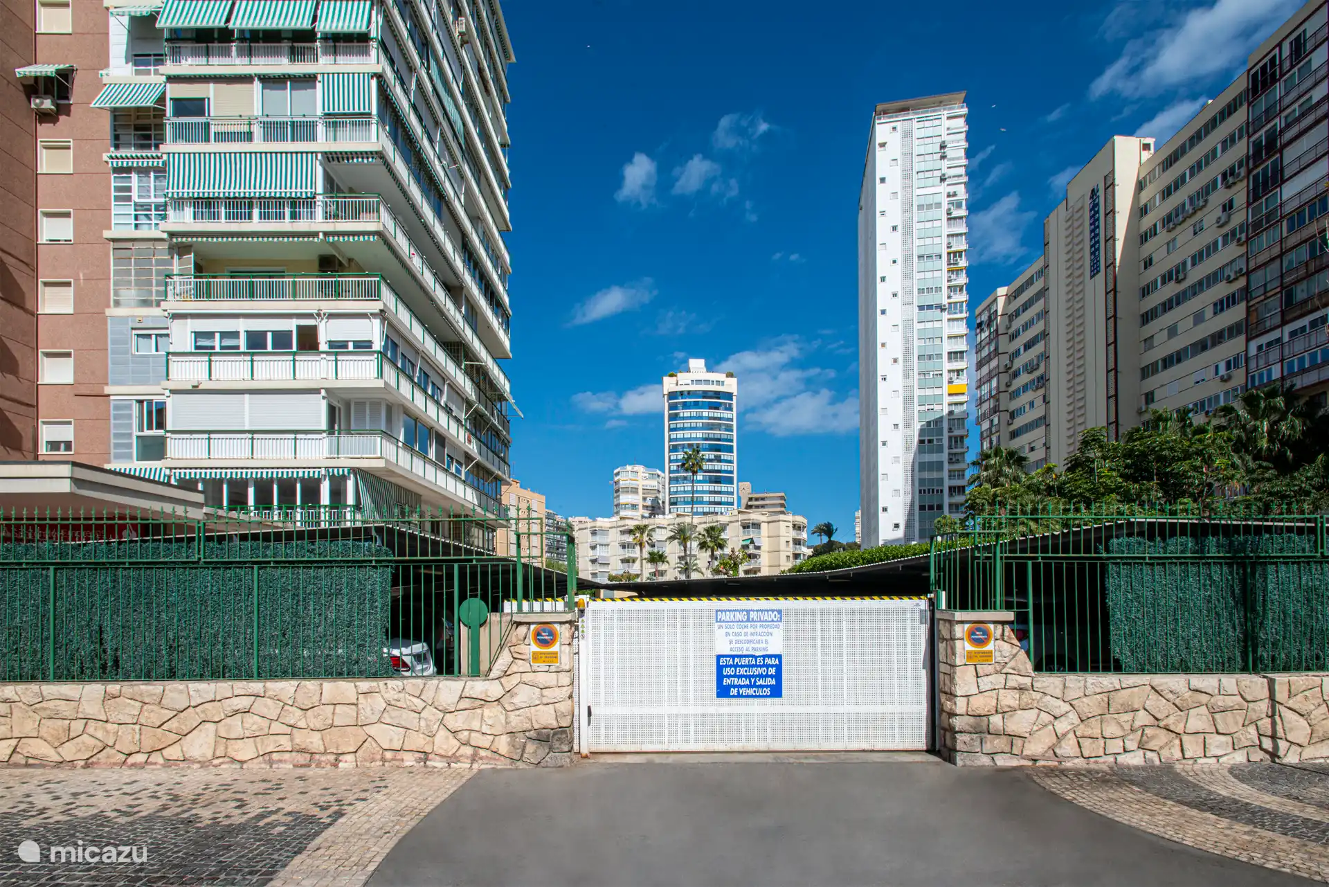 Elektrisch betriebenes Einfahrtstor zum Parkplatz