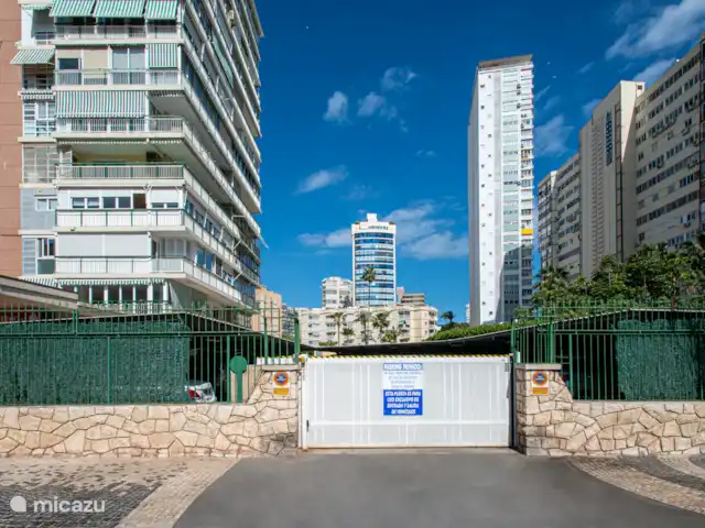 Acheter une penthouse | Espagne, Costa Blanca, Benidorm - Penthouse de luxe en bord de mer 2x terrasse sur le toit Portail d’entrée électrique du parking