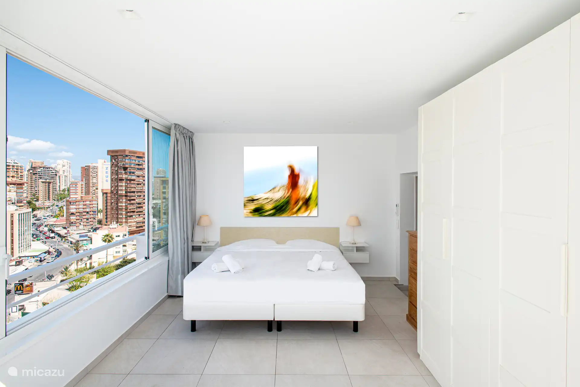 Das Hauptschlafzimmer, das an die hintere Terrasse mit Blick auf die Stadt auf der linken Seite angrenzt, verfügt über geräumige Kleiderschränke