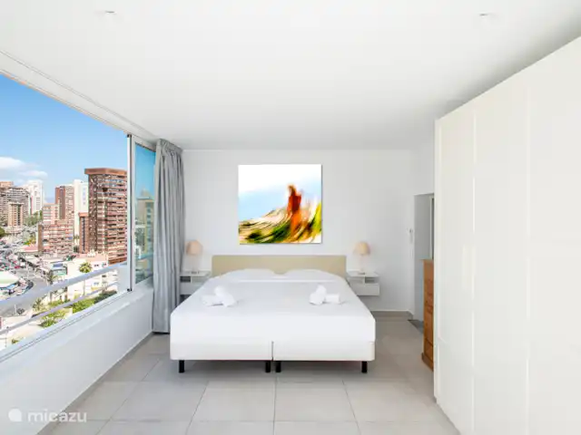 Acheter une penthouse | Espagne, Costa Blanca, Benidorm - Penthouse de luxe en bord de mer 2x terrasse sur le toit La chambre principale, adjacente à la terrasse arrière avec vue sur la ville sur la gauche, dispose d’armoires spacieuses