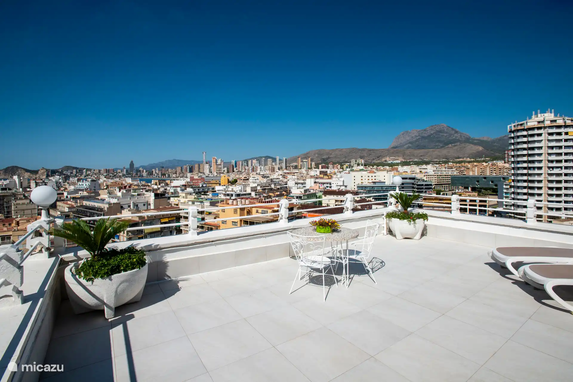Die hintere Terrasse mit Blick auf die Stadt und die Berge