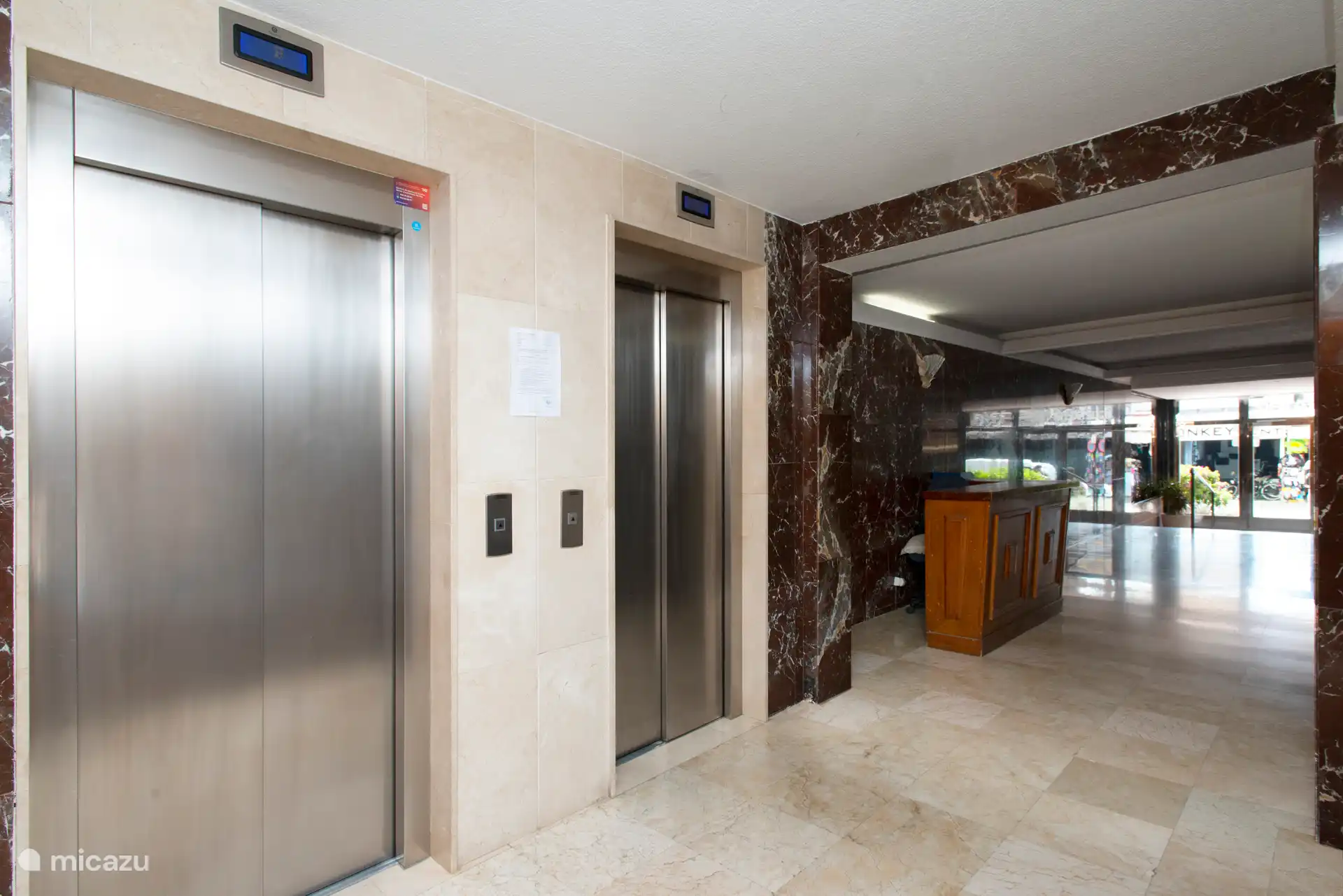  Eingang zu den Aufzügen