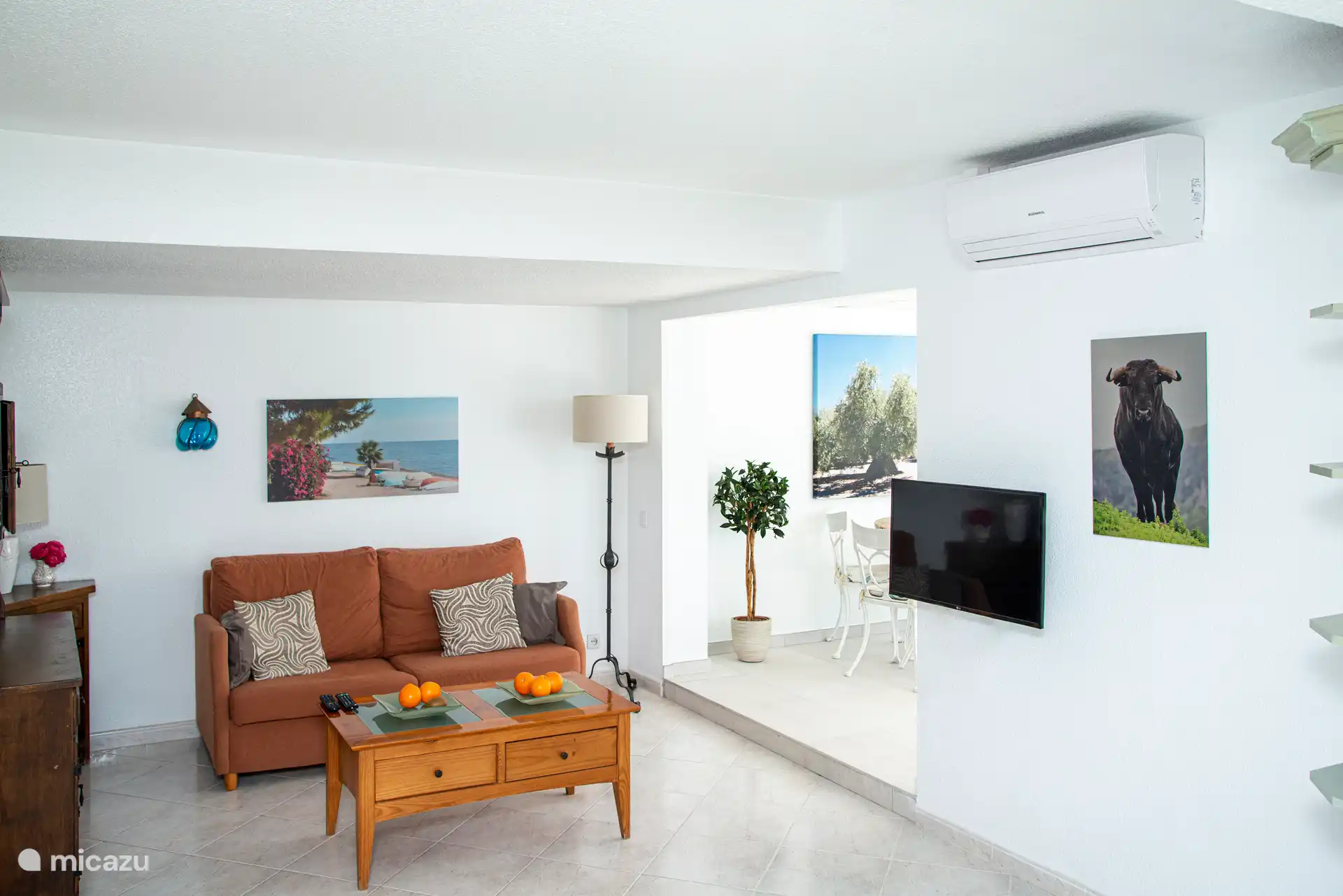 Die Sitzecke im Wohnzimmer, mit dem Wintergarten auf der rechten Seite 