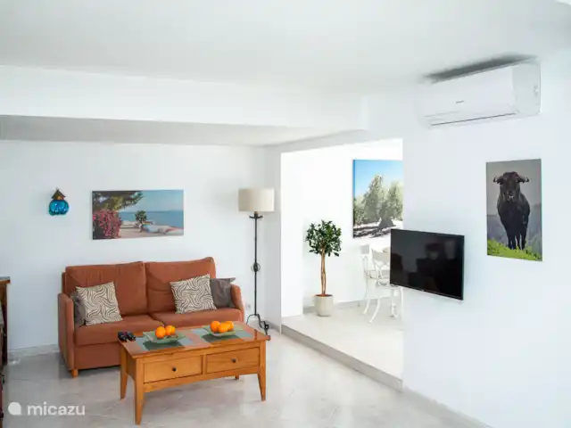 Acheter une penthouse | Espagne, Costa Blanca, Benidorm - Penthouse de luxe en bord de mer 2x terrasse sur le toit Le coin salon dans le salon, avec la véranda à droite