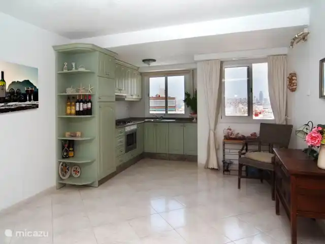 Acheter une penthouse | Espagne, Costa Blanca, Benidorm - Penthouse de luxe en bord de mer 2x terrasse sur le toit La cuisine/salon ouverte