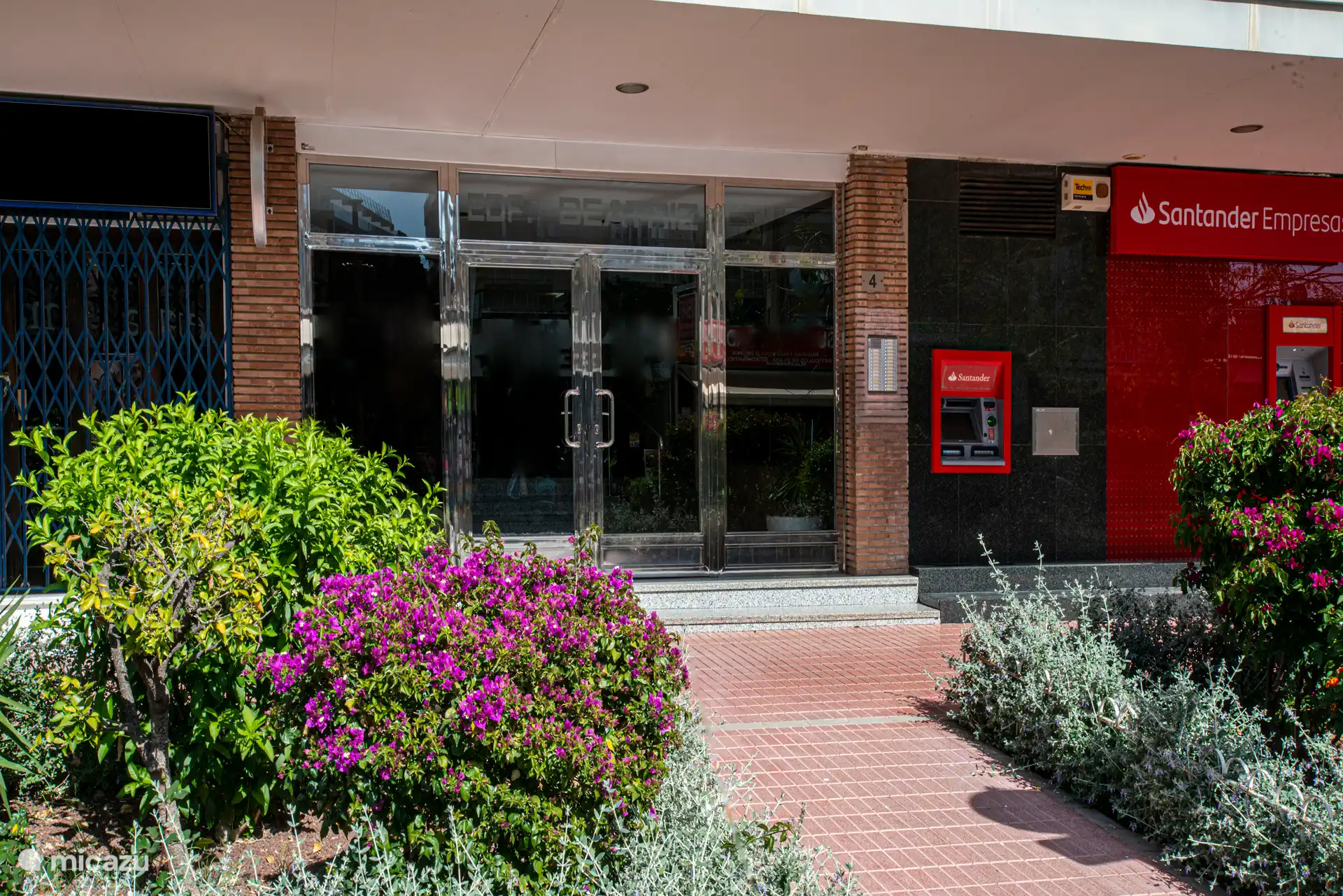 Der Haupteingang der Türen des Edificio (Pförtner anwesend) kann über eine App oder vom Penthouse aus geöffnet werden. Die Gärten im Vordergrund gehören zum Edificio und werden ebenfalls vom Pförtner gepflegt