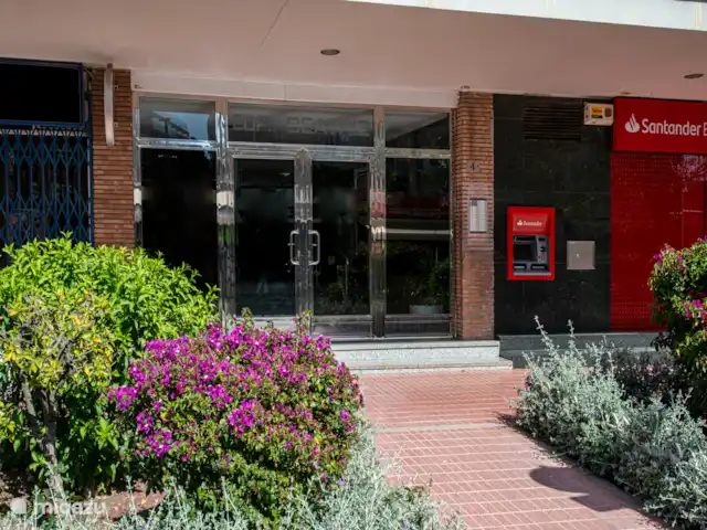 Acheter une penthouse | Espagne, Costa Blanca, Benidorm - Penthouse de luxe en bord de mer 2x terrasse sur le toit L’entrée principale de l’Edificio (portier présent) peut être ouverte via une application ou depuis le penthouse. Les jardins au premier plan appartiennent à l’Edificio et sont également entretenus par le portier