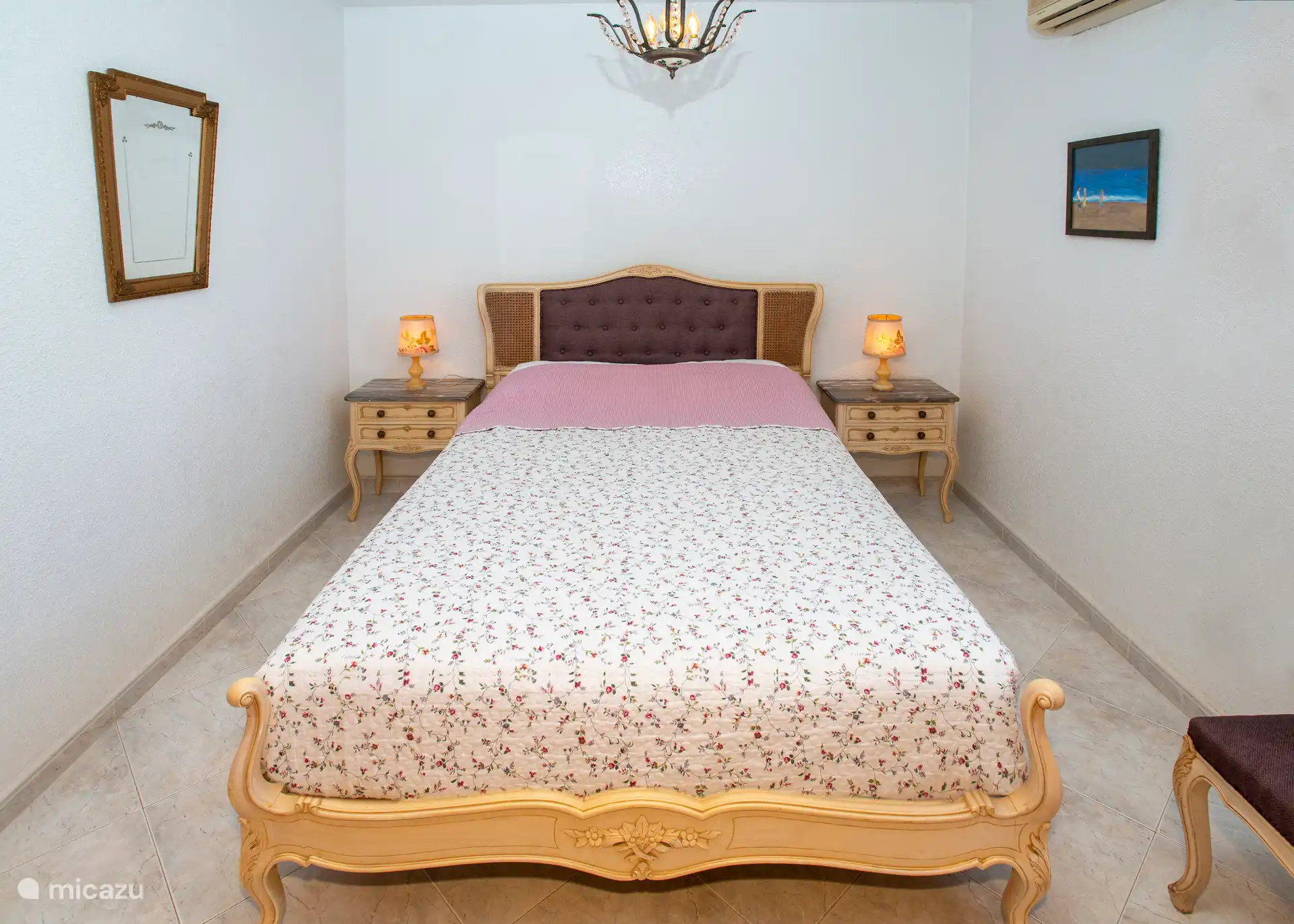 Das spanische Schlafzimmer Foto 1 mit geräumigen originalen Einbauschränken mit Schubladen und Hängebereich