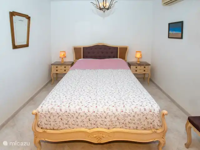 Acheter une penthouse | Espagne, Costa Blanca, Benidorm - Penthouse de luxe en bord de mer 2x terrasse sur le toit La chambre à coucher espagnole photo 1 avec de spacieuses armoires encastrées d’origine avec tiroirs et penderie