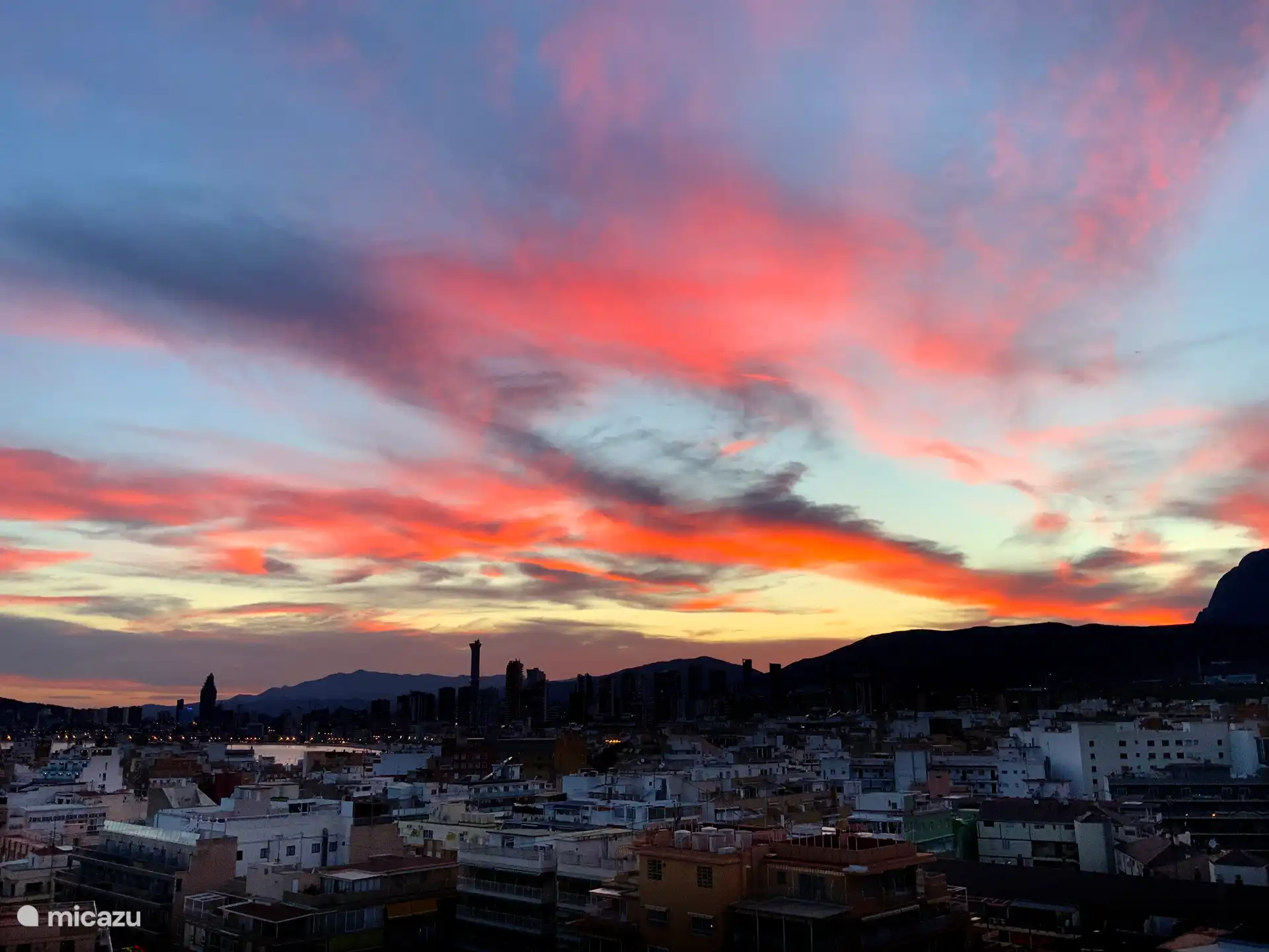Nachtansicht von der Seite beider Terrassen