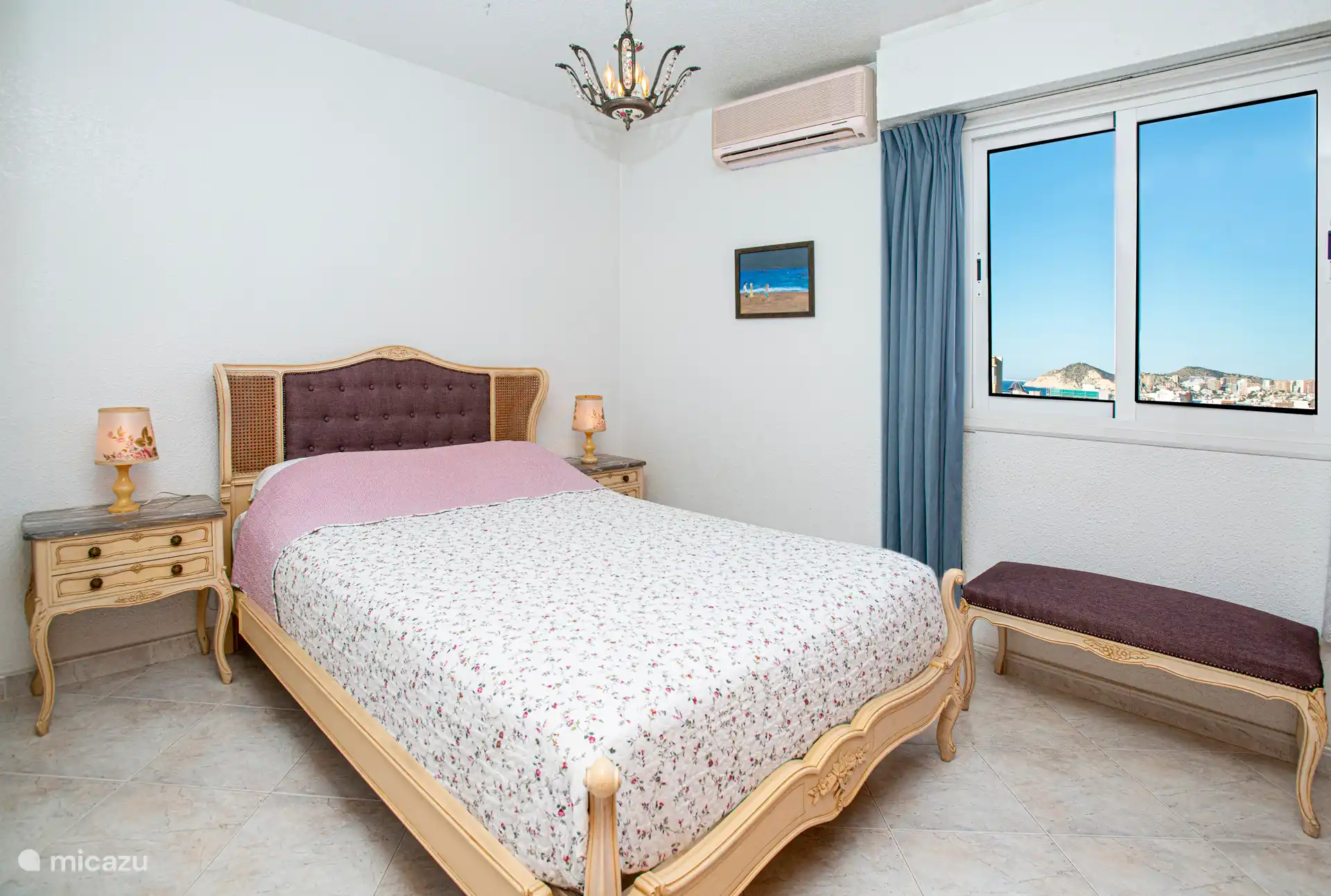 Das spanische Schlafzimmer Foto 2, ausgestattet mit geräumigen originalen Einbauschränken mit Schubladen und Hängebereich