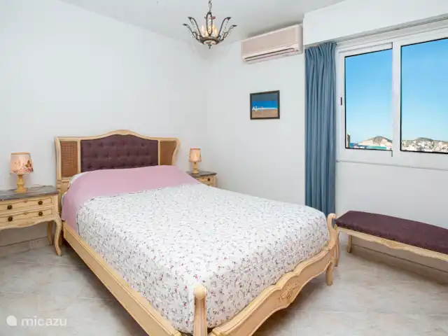 Acheter une penthouse | Espagne, Costa Blanca, Benidorm - Penthouse de luxe en bord de mer 2x terrasse sur le toit La chambre espagnole photo 2, équipée de spacieuses armoires encastrées d’origine avec tiroirs et penderie