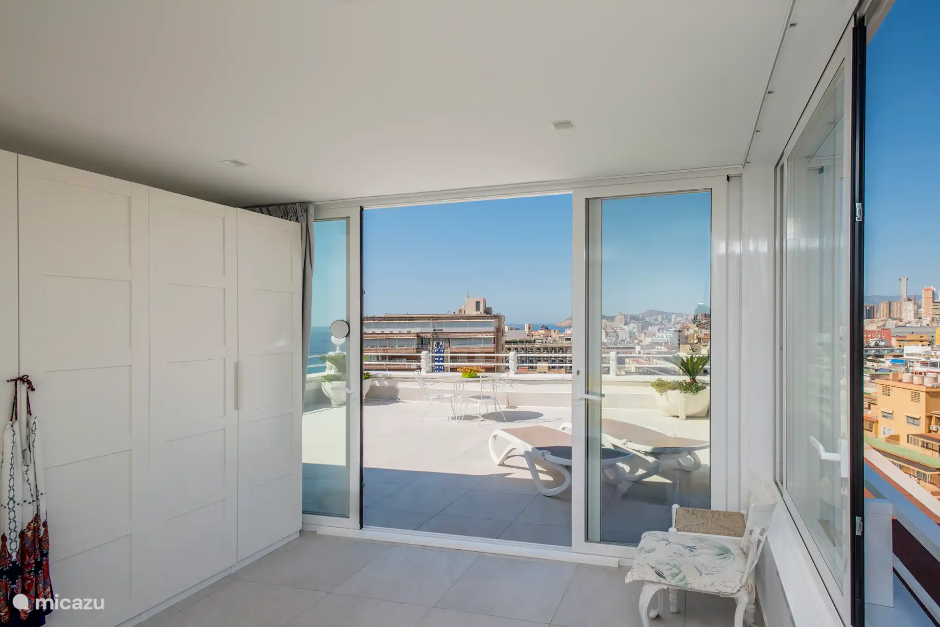 das Hauptschlafzimmer tagsüber mit Blick auf die hintere Terrasse