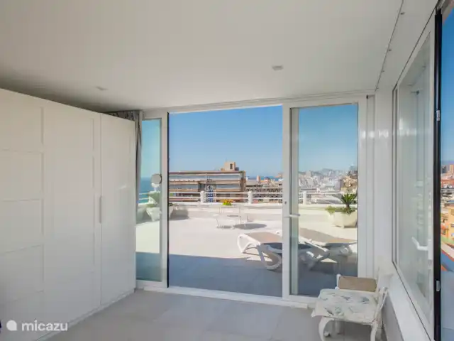 Acheter une penthouse | Espagne, Costa Blanca, Benidorm - Penthouse de luxe en bord de mer 2x terrasse sur le toit la chambre principale pendant la journée donnant sur la terrasse arrière